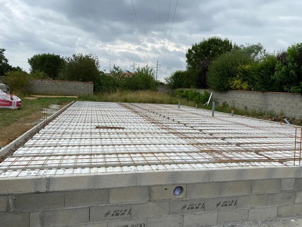 Ferraillage posé à plat pour une dalle béton, terrain clos avant coulage