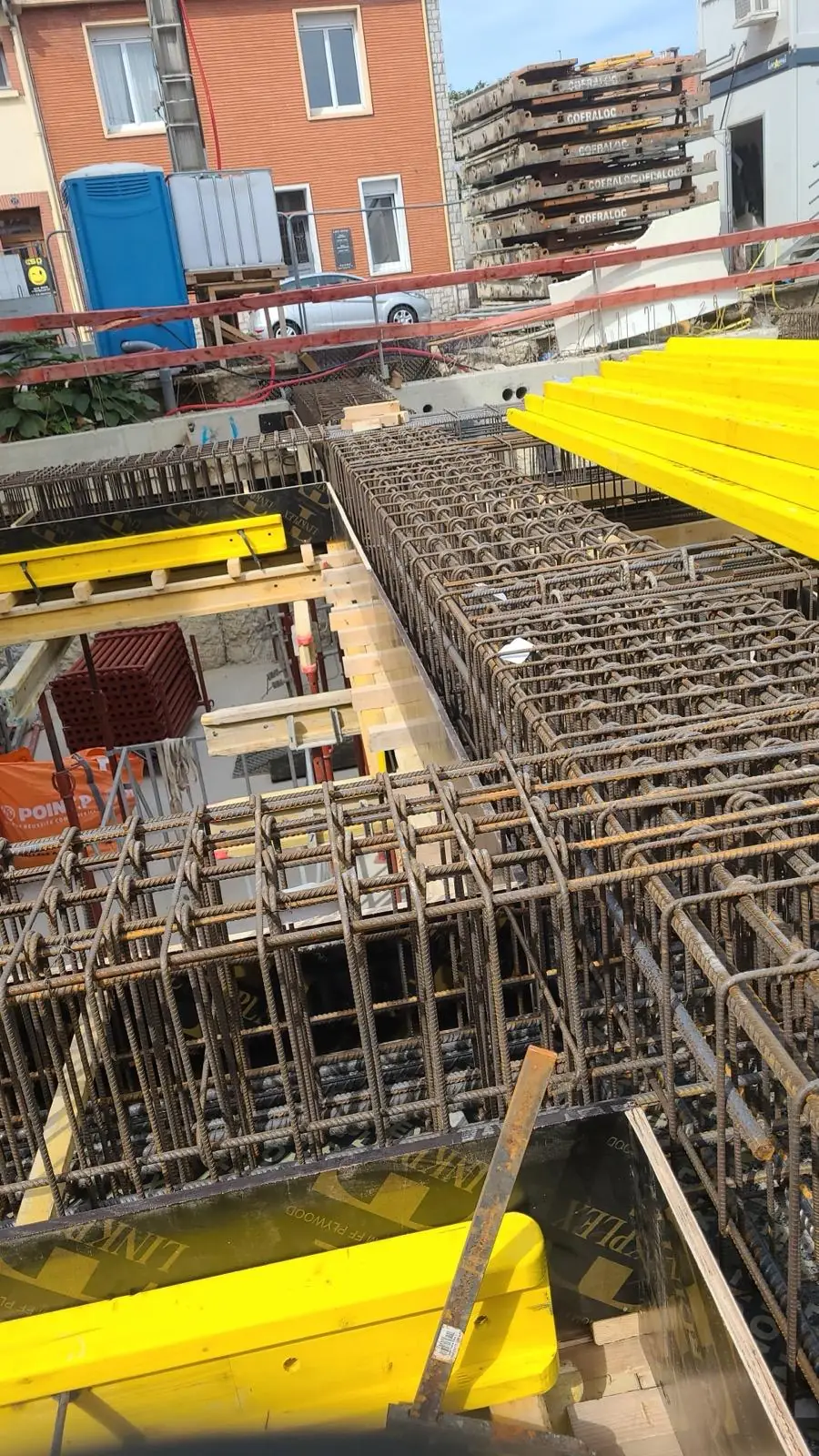 Coulage de dalle béton armé au tapis pompe sur un chantier de bâtiment professionnel