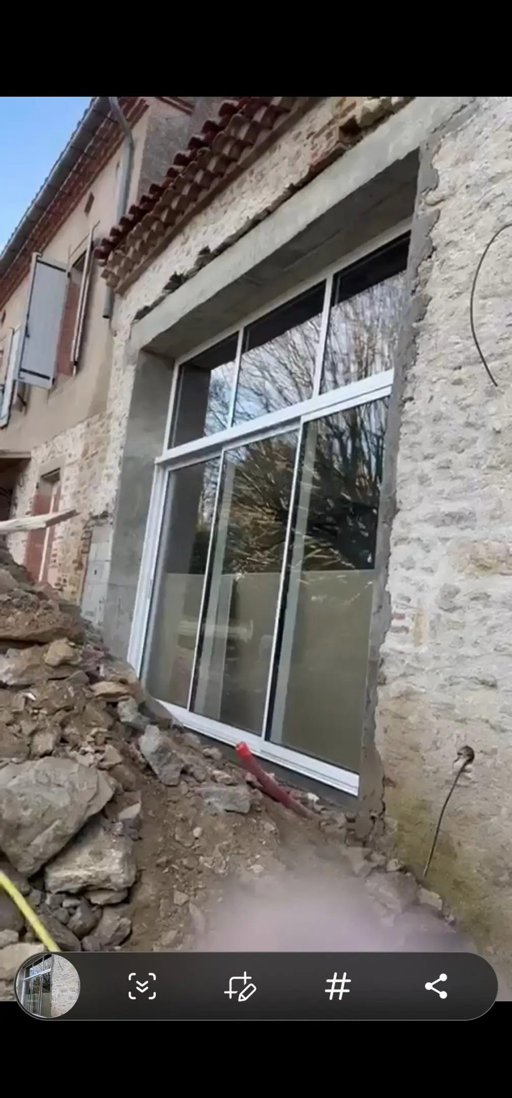 Reprise de maçonnerie autour d'une ouverture de fenêtre dans un mur en pierre