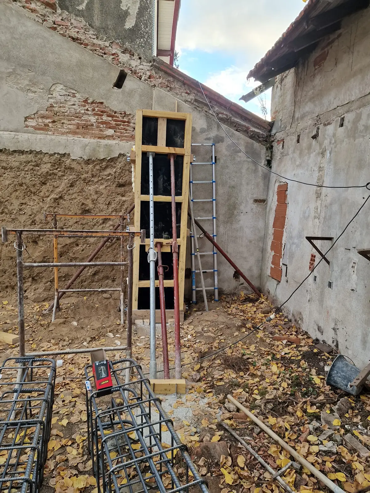 Reprise structurelle d'un mur ancien en pierre et brique, coffrage de poteau béton