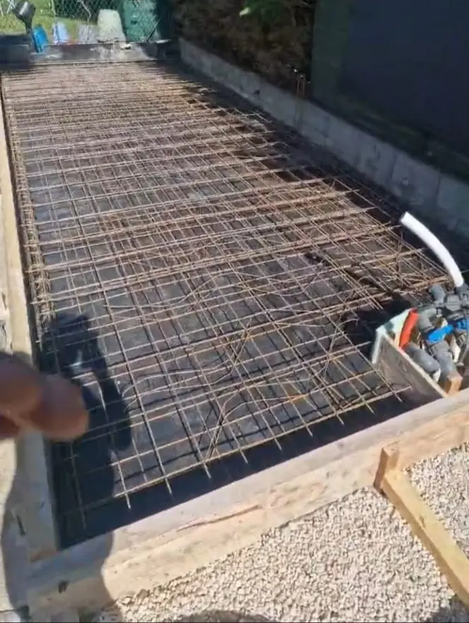Ferraillage préparé pour une dalle béton, coffrage bois en périphérie